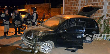 Conquista: em fuga, bandidos batem carro e deixam armas para trás no Bairro Miro Cairo
