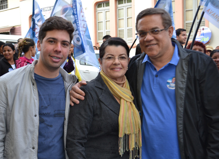 Luciano aparece ao lado de dois apoiadores, a vereadora Lúcia Rocha e o vice-presidente do DEM de Conquista, Diêgo Gomes