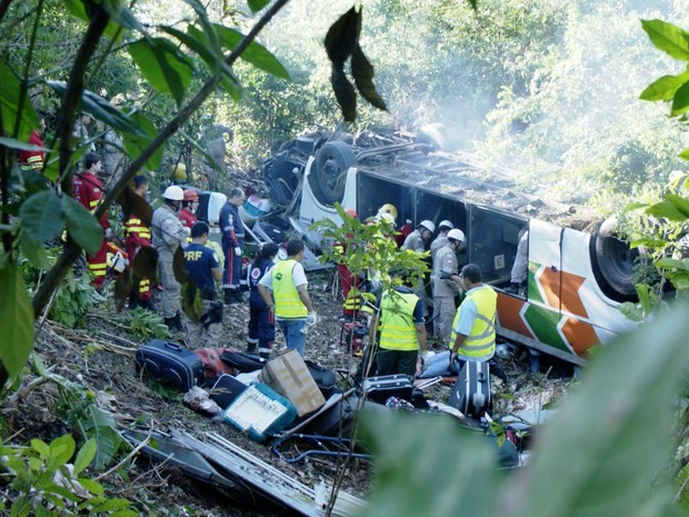 Ônibus com 31 passageiros e um motorista,  capotou e caiu em  ribanceira  (Foto: Reprodução/TV Gazeta)