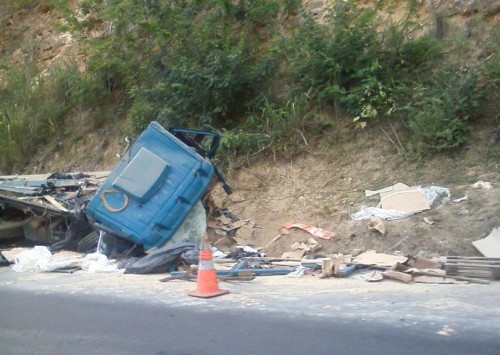 Jaguaquara: Caminhão capota e motorista sai ileso