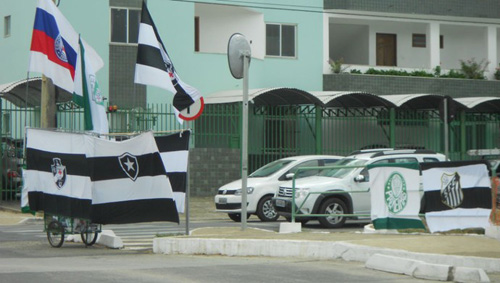 Bandeiras de finalistas do Carioca e do Paulista dividem espaço com bandeiras de Conquista e Bahia (Foto: Eric Luis Carvalho)