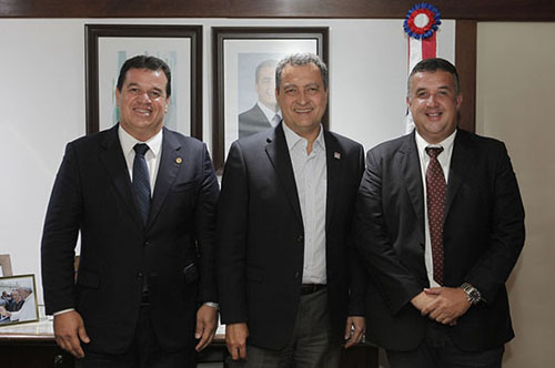 Na foto: Marquinhos Viana, deputado estadual, Rui Costa, governador da Bahia e Adriano Pires, prefeito de Barra da Estiva. Foto: Mateus Pereira/GOVBA