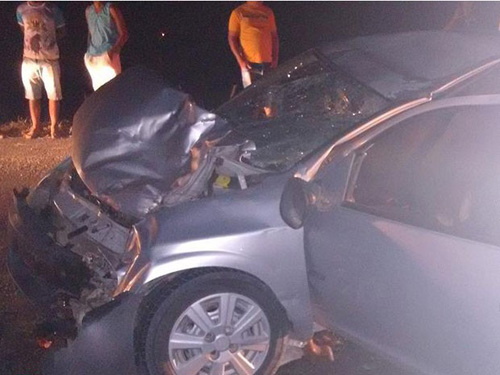 Parte do carro ficou destrúida em acidente. (Foto: José Franscico Tavares/ Blog de Tavares)