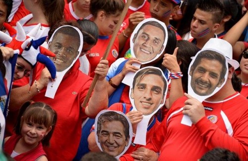 Máscaras com o rosto dos jogadores marcaram a chegada da delegação costarriquenha em San José