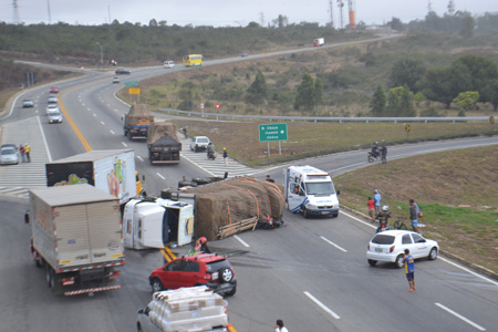 Em virtude da falta de viadutos, os acidentes são constantes no anel rodoviário de Conquista