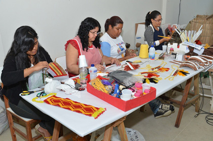 Equipe da Secretaria de Educação trabalha na produção dos figurinos. Foto: Secom - PMVC