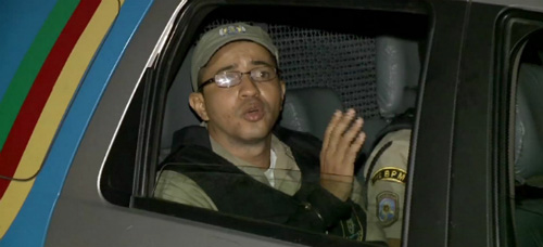 O soldado Flávio diz que não lembra como o crime aconteceu; uma outra colega estava na viatura e não se feriu (Foto: Reprodução/TV Jornal)