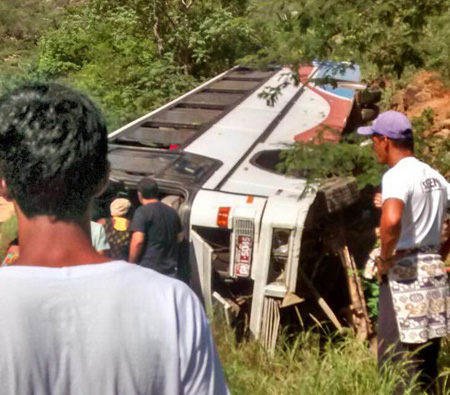 rio-de-contas-onibus-com-turistas-de-vitoria-da-conquista-capota-na-ba-148-foto-site-brumado-noticias-28