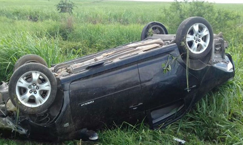 Médico capotou carro na BR-324 após desobedecer ordem de parada da PRF (Foto: Divulgação / PRF)