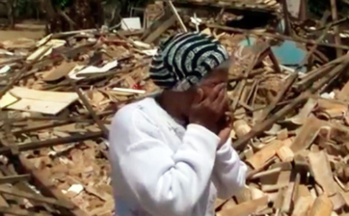 Idosa ao ver casa demolida em Vitória da Conquista, no sudoeste da BA (Foto: Reprodução/TV Bahia)