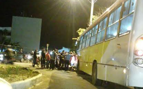 motociclista-derido-onibus