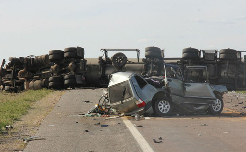 Quatro pessoas que estavam no carro morreram (Foto: Raimundo Mascarenhas \ Site Calila Notícias)