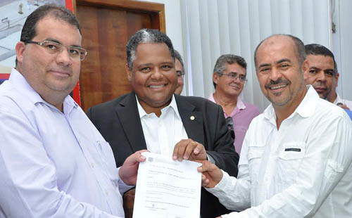 O prefeito de Jequié, Sérgio da Gameleira; o deputado federal, Antônio Brito e o secretário de Agricultura do Município de Jequié, Adilson Miranda. Foto: Secom - PMJ