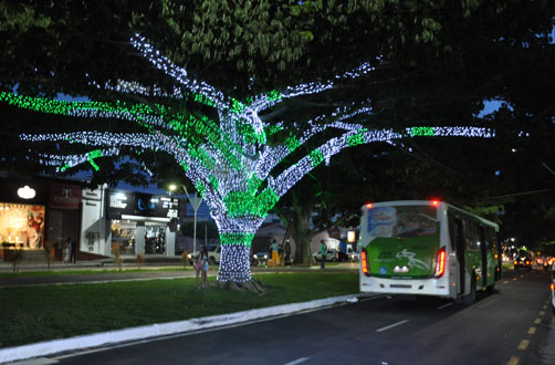 Conquista: Avenida Olívia Flores recebe iluminação especial de Natal - Blog  do Rodrigo Ferraz